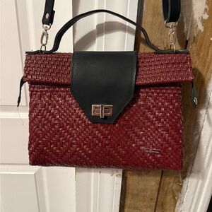 Crossbody woven bag in burgundy from Siempre Huarachudas